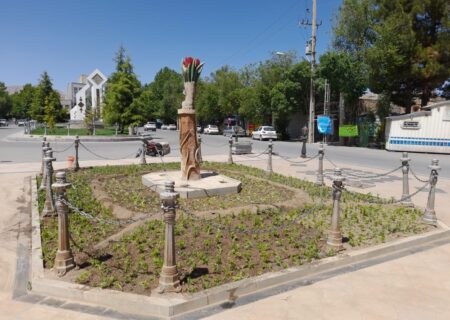 اجرای طرح کاشت تابستانه گلهای فصلی به همت پارکبانان زحمتکش شهرداری اقلید