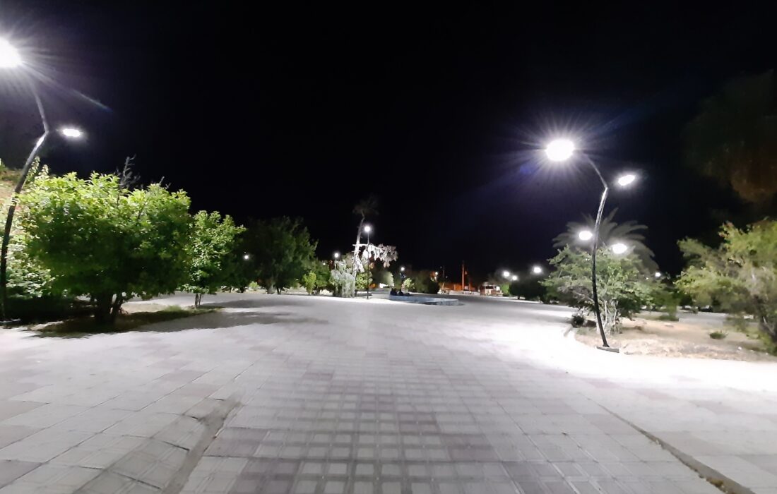بوستان محله ای معلم واقع در خیابان لاله و لادن# جنب شهرداری#به دستور مهندس علیپور نسب شهردار، تأمین روشنایی شد