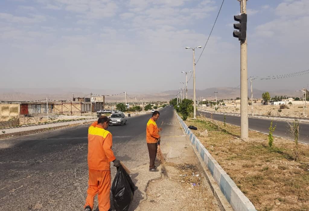 تلاش پاکبانان خدوم و زحمتکش خدمات شهری شهرداری قیر برای تنظیف و پاکسازی معابر سطح شهر