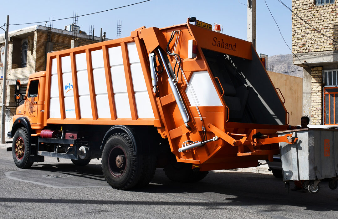 تحویل خودروی جدید حمل مکانیزه زباله به معاونت خدمات شهری شهرداری نی ریز