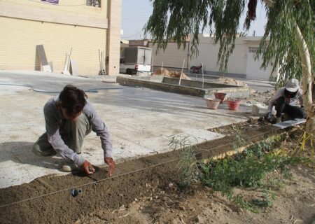 گزارش تصویری ادامه عملیات محوطه سازی پارک محله ای در شهر لار  انتهای قلات خانی جنب حسینیه حضرت قمر بنی هاشم (ع)