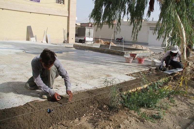 گزارش تصویری ادامه عملیات محوطه سازی پارک محله ای در شهر لار  انتهای قلات خانی جنب حسینیه حضرت قمر بنی هاشم (ع)