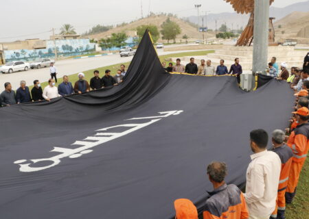 اهتزاز پرچم عزای حسینی بر فراز آسمان کازرون/کازرون سیاهپوش شد