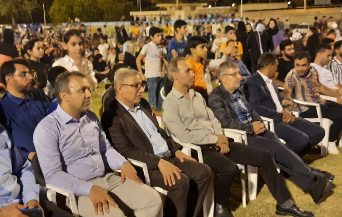 حضور محمد رضا علیپورنسب شهردار قیر به همراه دیگر مسئولین شهرستان قیروکارزین در مراسم پیاده روی بزرگ خانوادگی در ورزشگاه آزادی شهرقیر