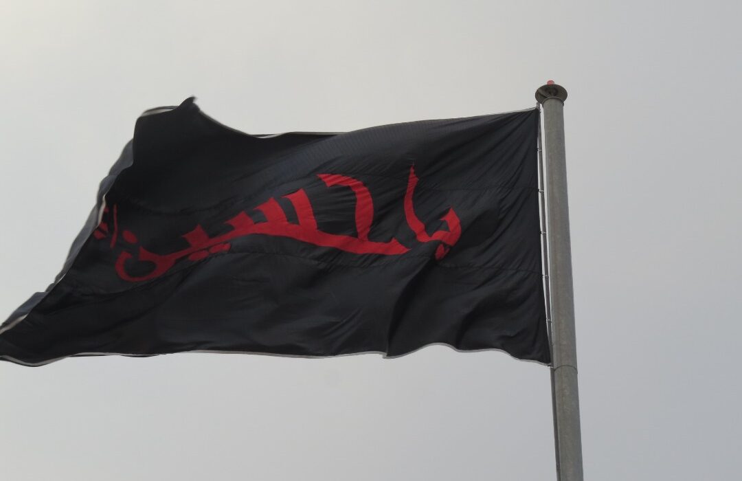 کلیپ/ پرچم بزرگ «یا حسین (ع)» در شهر لطیفی به اهتزاز در آمد