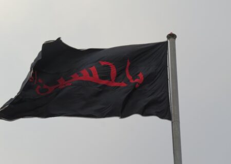 کلیپ/ پرچم بزرگ «یا حسین (ع)» در شهر لطیفی به اهتزاز در آمد