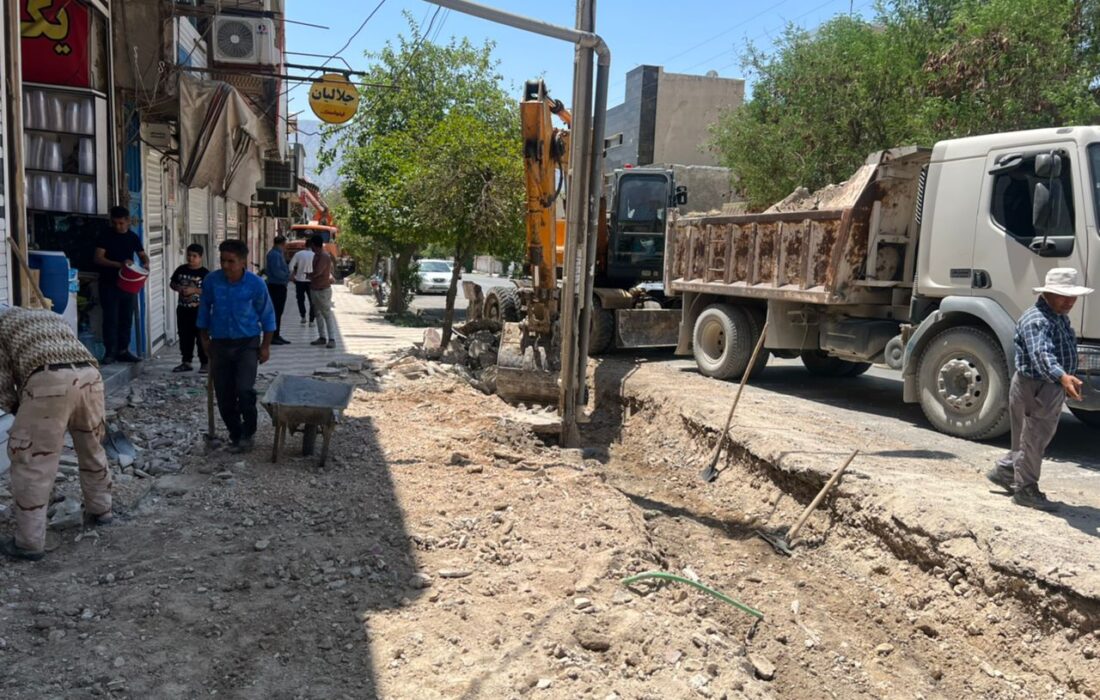 آغاز عملیات خاکبرداری پیاده رو خیابان شهدای جنوبی شهر کازرون