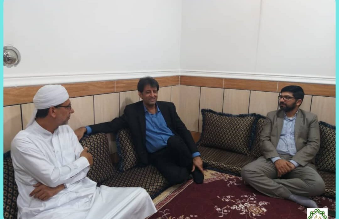 شهردار و رئیس شورای اسلامی شهر خور به مناسبت هفته دولت با امام جمعه خور دیدار کردند.