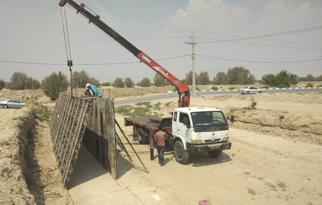 شروع عملیات قالب بندی دیوار بتنی کانال کف بست شهر خور