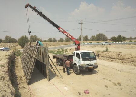 شروع عملیات قالب بندی دیوار بتنی کانال کف بست شهر خور