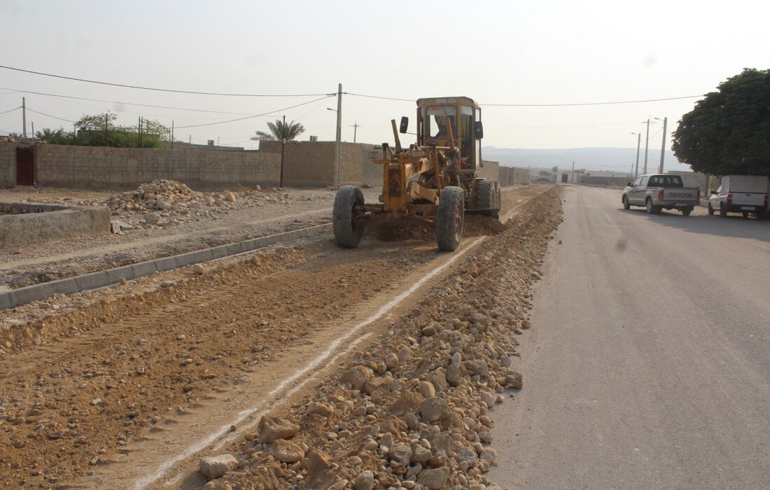 عملیات زیرسازی و مسطح سازی قسمتی از  بلوار کمال از انتهای پل حافظ تا منزل آقای علی بهزاد