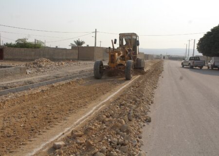 عملیات زیرسازی و مسطح سازی قسمتی از  بلوار کمال از انتهای پل حافظ تا منزل آقای علی بهزاد