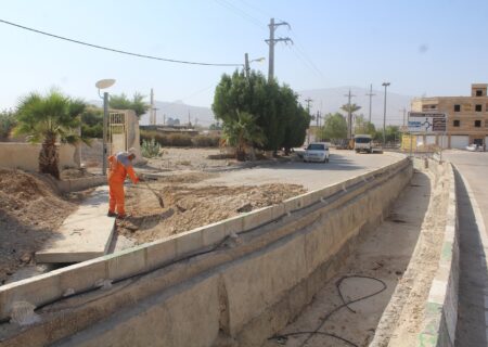نصب و جایگذاری دال بتنی بر روی کانال های عرضی هدایت آبهای سطحی میدان امام عمادشهر