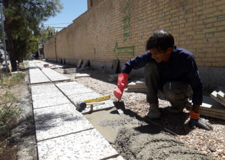 اجرای عملیات بهسازی موزائیک فرش پیاده رو خیابان توحید استهبان