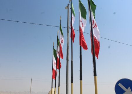 تعویض و جایگزینی پرچم های محرم با پرچم های ایران و رنگی به مناسبت شروع ماه ربیع