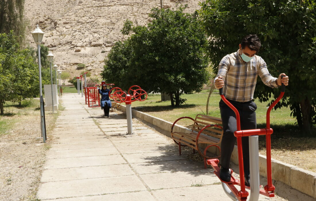تجهیزات ورزشی نصب شده در پارک های سطح شهر نشانگر توجه  ویژه شهرداری به ورزش همگانی و سلامت شهروندان است