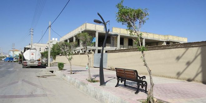 اجرای عملیات هرس درختان معابر شهر لطیفی