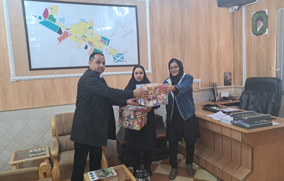 تجلیل از کارمندان زن به مناسبت روز زن در شهرداری سورمق