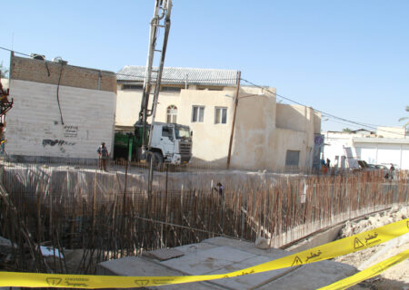 گزارش تصویری / اجرای عملیات بتن ریزی دیواره ضلع جنوبی پل زنده یاد سید عبدالرحیم هاشمی زاده در ورودی کوی گاله شهر لار