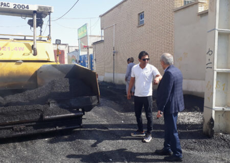 بازدید سرپرست شهرداری لار از ادامه پروژه بهسازی آسفالت ورودی محله کوریچان