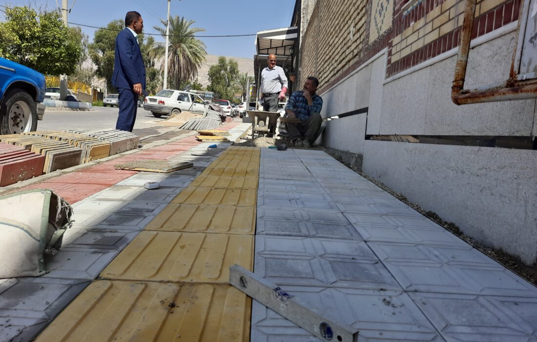 ادامه ی عملیات زیرسازی و موزاییک فرش در پیاده راه بلوار امام حسین(ع)# شهر قیر
