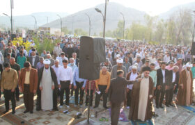 فیلم / اقامه نماز عید فطر در بوستان شهدای گمنام شهر لار