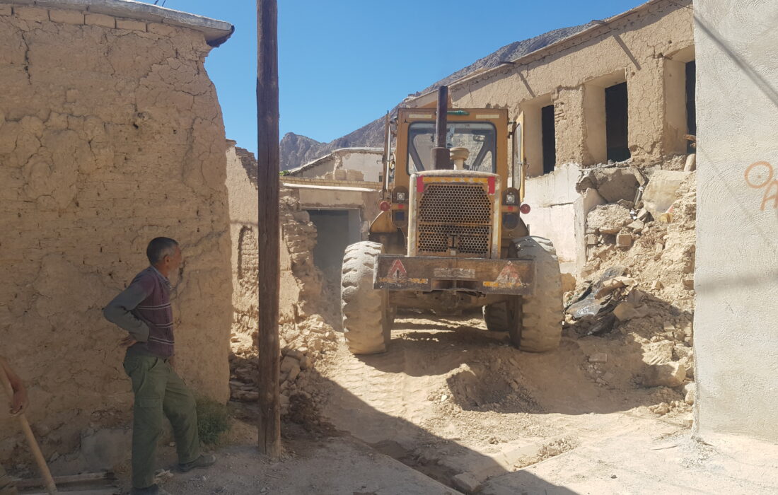تخریب و جمع اوری منازل قدیمی فاقد سکنه توسط شهرداری سیدان