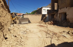 تخریب و جمع اوری منازل قدیمی فاقد سکنه توسط شهرداری سیدان
