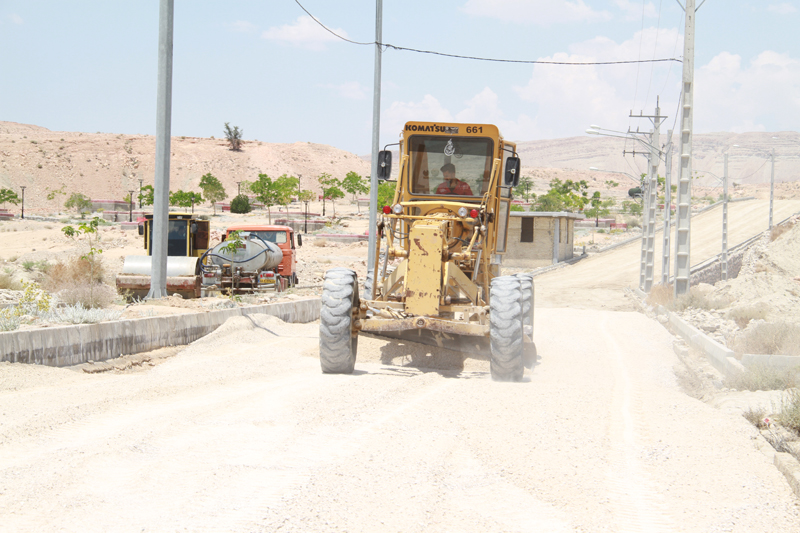 عکس / اجرای عملیات زیر سازی و بیس ریزی مسیر ورودی پارک سرداران شهر لار