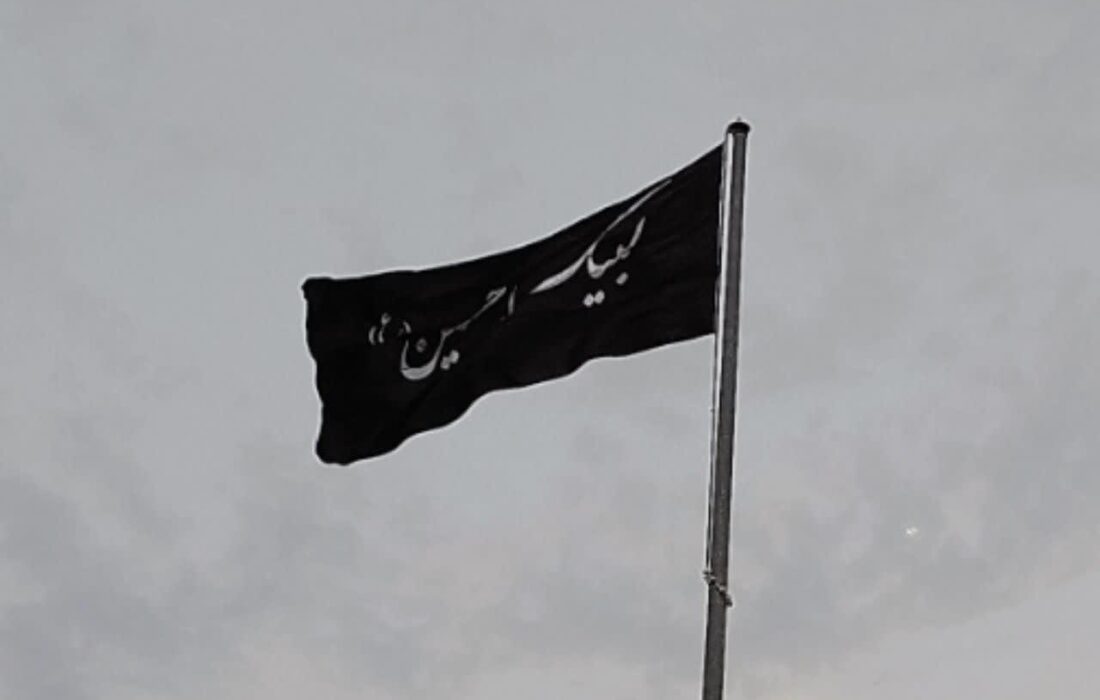 پرچم « لبیک یا حسین (ع)» بر فراز آسمان شهر لطیفی برافراشته شد