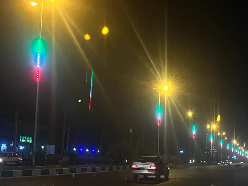 ورودی های شهر لار با اِلمان های نوری پرچم مقدس جمهوری اسلامی ایران مزین شد