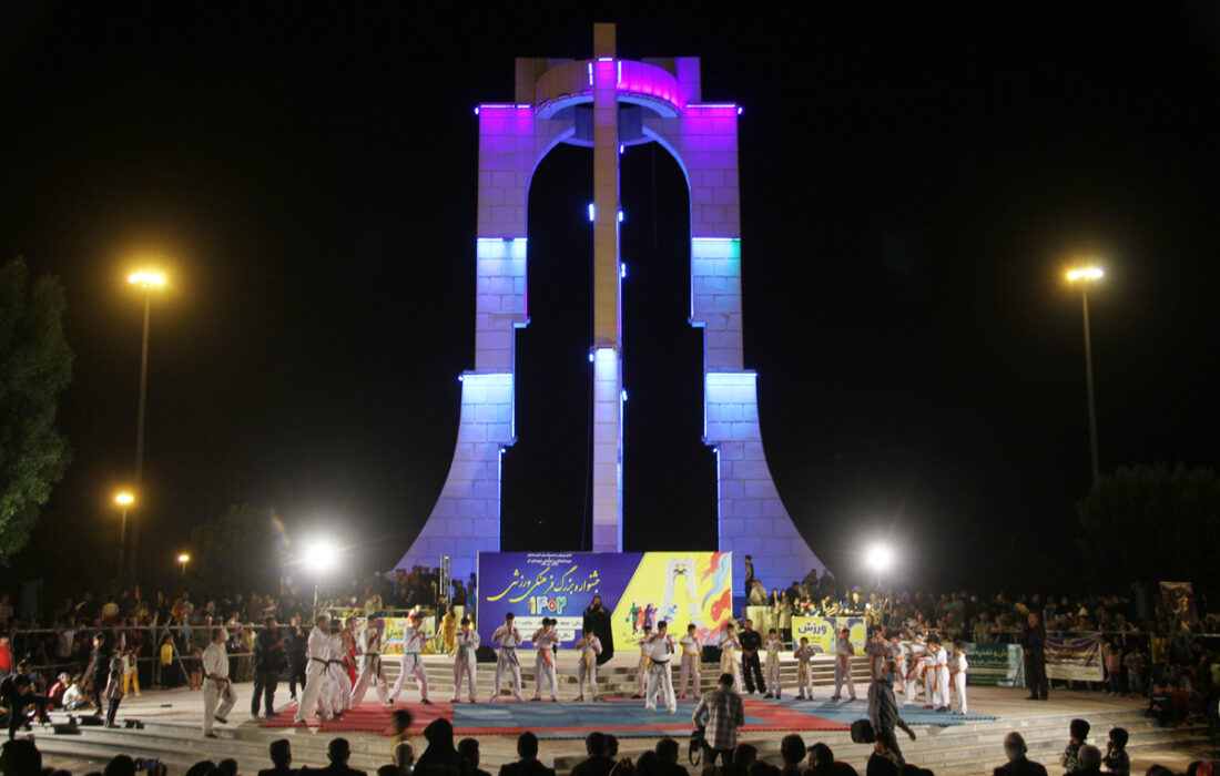 یک شب به یاد ماندنی در میدان امام خمینی (ره) شهر لار با اجرای جشنواره بزرگ فرهنگی ورزشی