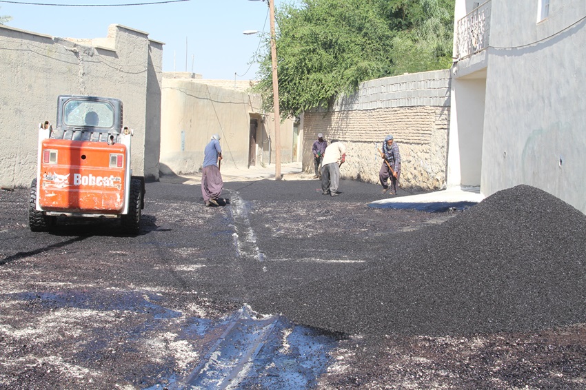 اجرای عملیات زیرسازی و آسفالت خیابان جانباز سید عنایت الله جوادپور در شهر لار
