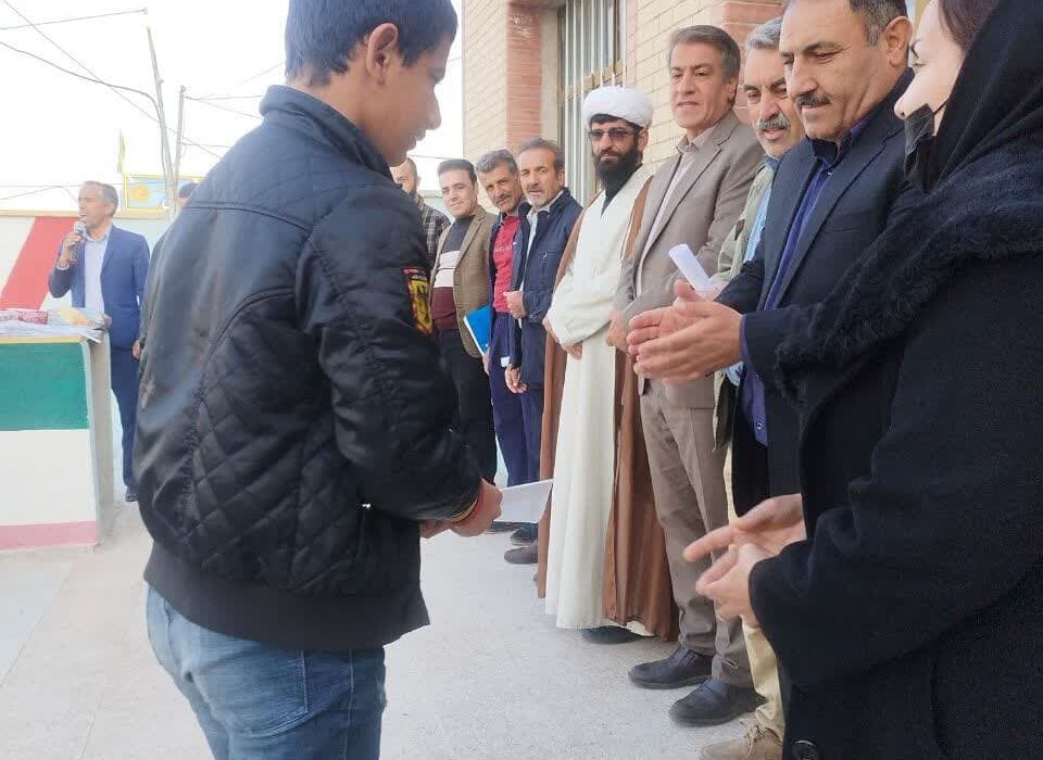 حضور شهردار  در مراسم صبحکاه مدرسه شهید دهقان شهر خومه زار