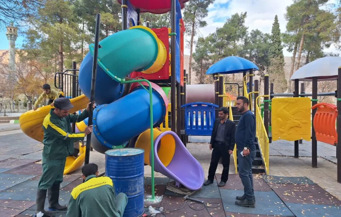 ایمن سازی وسایل بازی کودکان در پارک های سطح شهر استهبان