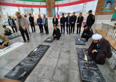 گلباران قبور مطهر شهدای شهر لطیفی همزمان با سالروز ورود امام خمینی (ره) به میهن اسلامی و آغاز دهه مبارک فجر انقلاب اسلامی