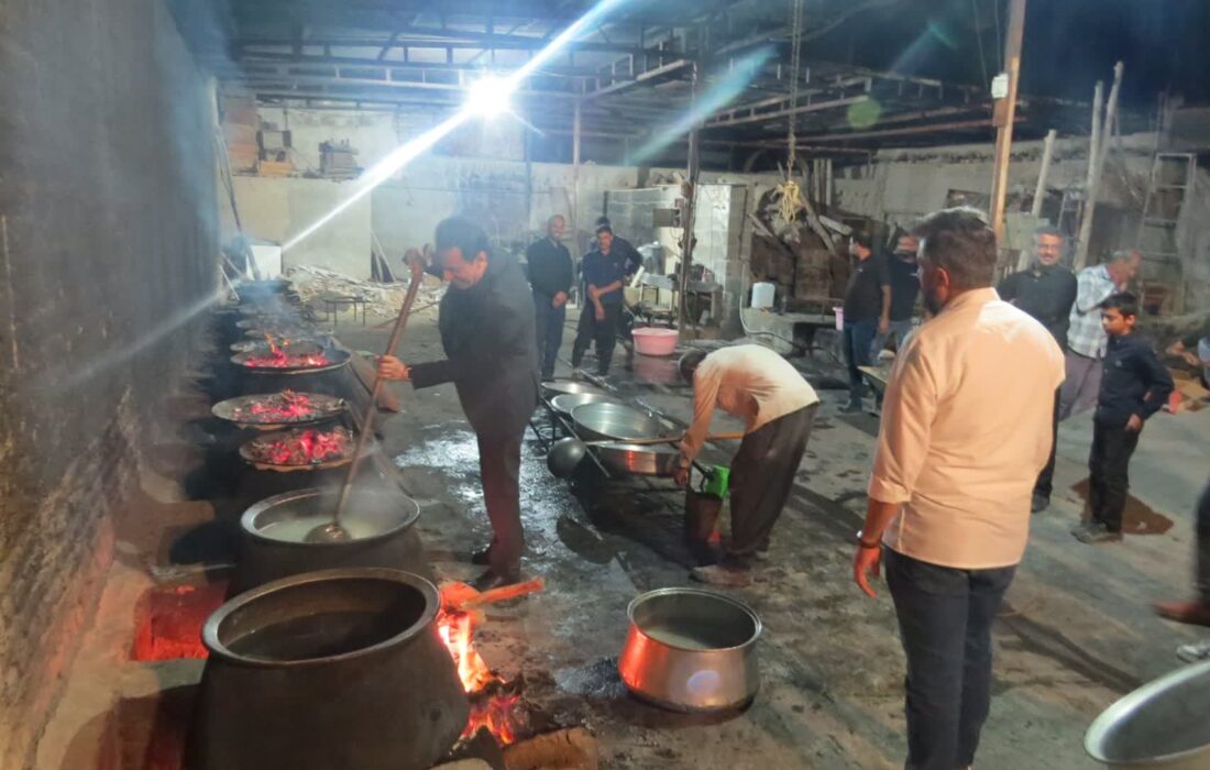 حضور شهردار ، رئیس و اعضای شورای اسلامی شهر لطیفی در آشپزخانه های سطح شهر در نخستین شب از لیالی قدر