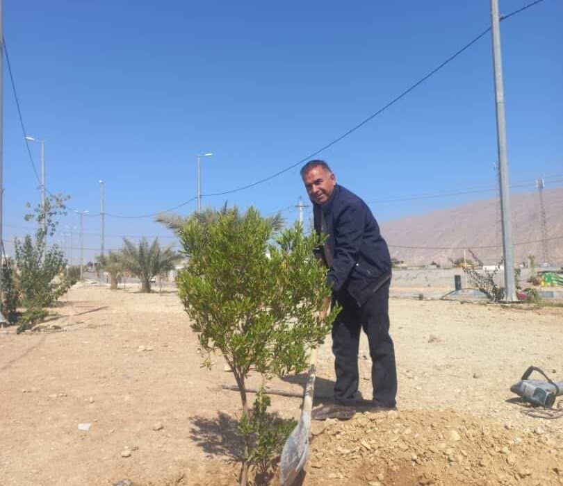 کاشت ١٠٠ اصل نهال به مناسبت روز درختکاری در شهر دوزه