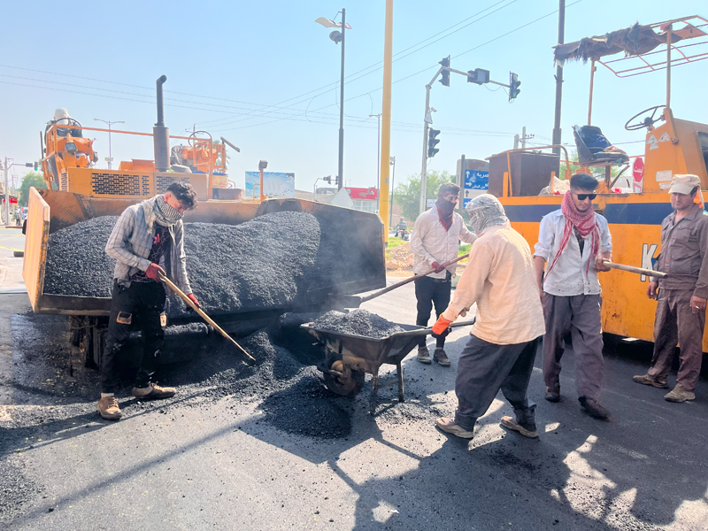 بهسازی آسفالت ضلع غربی بلوار پاسداران شمالی شهر لار حد فاصل میدان شاهد تا میدان سپاه / زیرسازی و آسفالت خیابان ضلع جنوبی خیابان جهاد با هدف کاهش ترافیک میدان شاهد