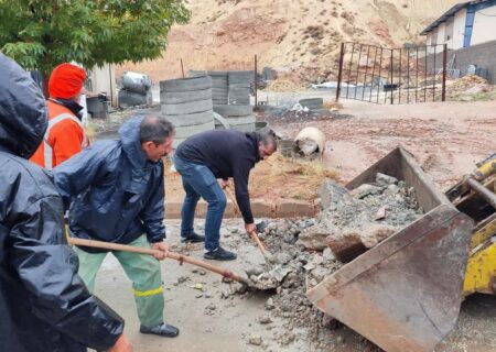 رفع آبگرفتگی معابر شهری با خدمات کارگران شهرداری شهر اردکان