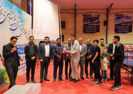 نخستین رویداد فرهنگی ورزشی دو شهر تاریخی یزد و لار با شکوه خاصی در لارستان برگزار شد