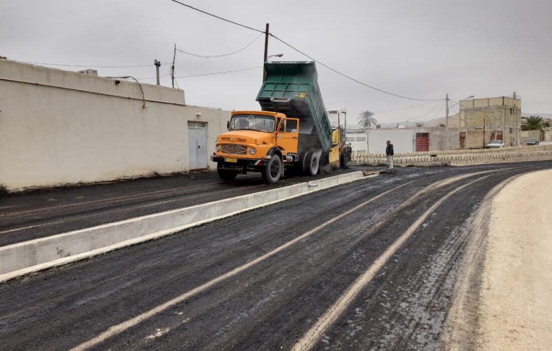 طرح بهسازی معابر شهری لار یکی پس از دیگری با سرعت و دقت در حال اجراست