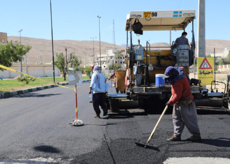 گزارش تصویری  / دومین روز از اجرای عملیات روکش آسفالت لاین شمالی بلوار دکتر دادمان شهر لار به همت واحد عمران شهرداری لار