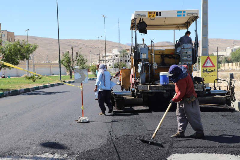 گزارش تصویری  / دومین روز از اجرای عملیات روکش آسفالت لاین شمالی بلوار دکتر دادمان شهر لار به همت واحد عمران شهرداری لار