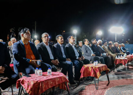 وجود قاب عکس آیت الله سید عبدالحسین لاری در اتاق مقام معظم رهبری بیانگر شخصیت وارسته و خدمات ارزنده این عالم مجاهد است