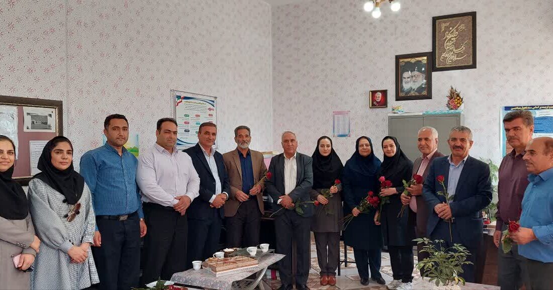 حضور دکتر زارع؛ شهردار و جمعی از کارکنان شهرداری اقلید در جمع معلمان پرتلاش مدرسه نواندیشان و تبریک ۱۲ اردیبهشت ماه روز معلم و تجلیل از زحمات آنان