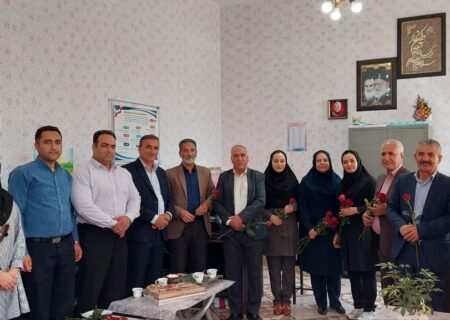 حضور دکتر زارع؛ شهردار و جمعی از کارکنان شهرداری اقلید در جمع معلمان پرتلاش مدرسه نواندیشان و تبریک ۱۲ اردیبهشت ماه روز معلم و تجلیل از زحمات آنان