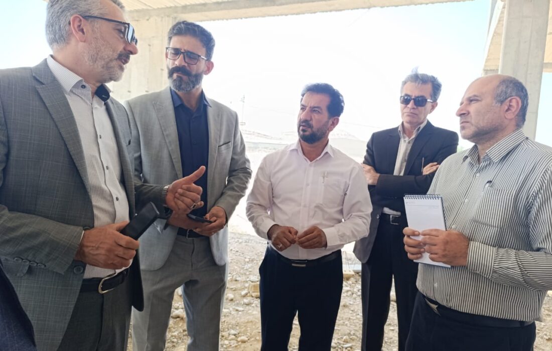 حضور دکتر هاشم پور مدیر کل دفتر امور شهری و شوراهای استانداری فارس و هیئت همراه در شهر قطب آباد و بازدید میدانی از پروژه های در دست اقدام شهرداری با حضور مهندس حاجتی نیا شهردار قطب آباد و اعضا شورای اسلامی شهر در این دیدار شهردار و اعضا محترم شورای شهر ضمن ارائه گزارشی از اقدامات انجام شده در شهر که موجبات رضایتمندی شهروندان را در پی داشته است خواستار مساعدت و تزریق اعتبارات بیشتری در سال جاری شدند تا پروژه های نیمه تمام به بهره برداری برسد. دکتر هاشم پور ضمن تقدیر و تشکر از تلاشهای شهردار ، پرسنل شهرداری و اعضا شورای اسلامی شهر قول مساعد دادند که با مساعدت نماینده محترم شهرستان جهرم که همیشه پیشتاز رفع موانع و مشکلات کل استان هستند که جای سپاسگزاری دارد ، نسبت به کمک به شهرداری قطب آباد همکاری لازم به عمل آوردند