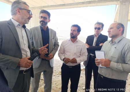 حضور دکتر هاشم پور مدیر کل دفتر امور شهری و شوراهای استانداری فارس و هیئت همراه در شهر قطب آباد و بازدید میدانی از پروژه های در دست اقدام شهرداری با حضور مهندس حاجتی نیا شهردار قطب آباد و اعضا شورای اسلامی شهر در این دیدار شهردار و اعضا محترم شورای شهر ضمن ارائه گزارشی از اقدامات انجام شده در شهر که موجبات رضایتمندی شهروندان را در پی داشته است خواستار مساعدت و تزریق اعتبارات بیشتری در سال جاری شدند تا پروژه های نیمه تمام به بهره برداری برسد. دکتر هاشم پور ضمن تقدیر و تشکر از تلاشهای شهردار ، پرسنل شهرداری و اعضا شورای اسلامی شهر قول مساعد دادند که با مساعدت نماینده محترم شهرستان جهرم که همیشه پیشتاز رفع موانع و مشکلات کل استان هستند که جای سپاسگزاری دارد ، نسبت به کمک به شهرداری قطب آباد همکاری لازم به عمل آوردند