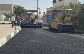 عملیات آسفالت خیابان حاج غفوری شهر قدیم لار با مساحت ۱۵۰۰ متر مربع اجرا شد